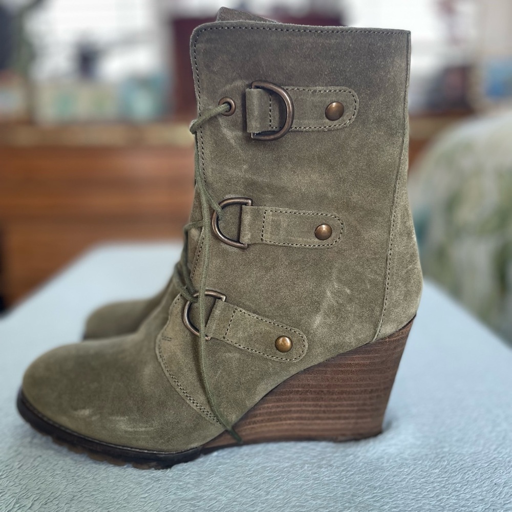 Skechers Green Wedge Boots with Buckle Straps